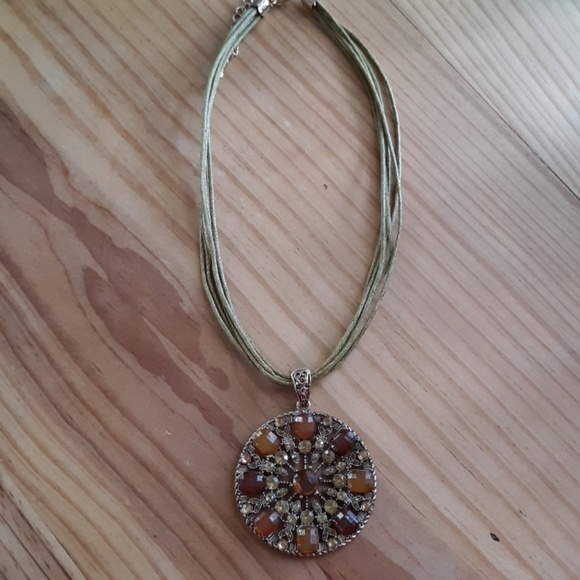 Gorgeous Medallion Necklace - Picture 2 of 7
